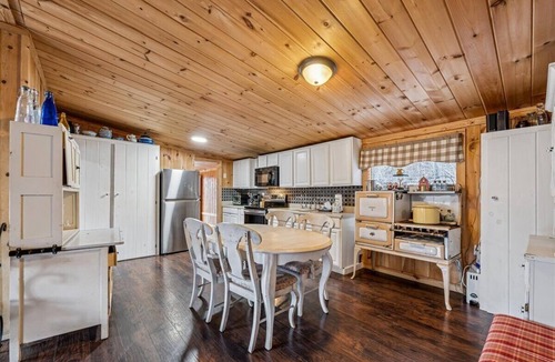Sevierville House | Charming Mountain Hideaway w/Hot Tub