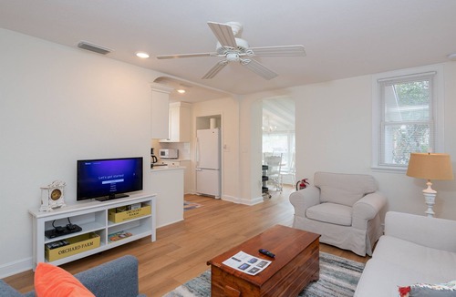 Dunedin Cottage | Charming Newly Reno 1 min to Downtown Dunedin