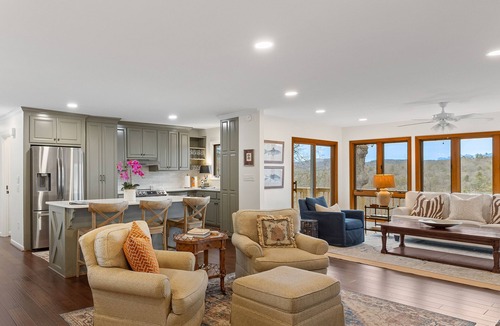 Highlands House | Charming newly renovated cottage, incredible mountain views, walk to town
