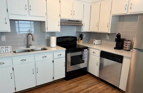 Charlotte House | Charming Northlake 2-bedroom House, Direct Route to Airport/Downtown