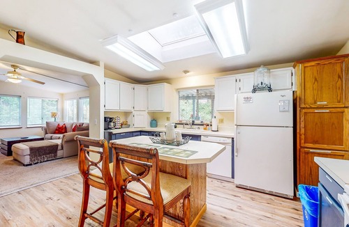 Sumner House | Charming Northwest home w/a full kitchen, private back yard - near Lake Tapps