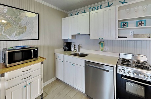 Tybee Island Condo | Charming, oceanfront condo w. resort amenities.