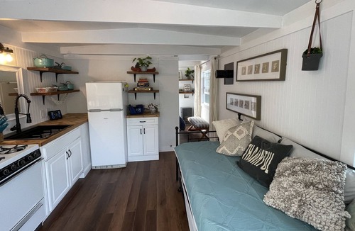 Fontana Dam Boat Rental | Charming off-grid Floating Cabin / Houseboat on Lake Fontana