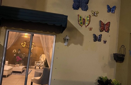 Lauderdale Lakes House | Charming one room in a shared townhouse in Lauderdale Lakes with cool AC