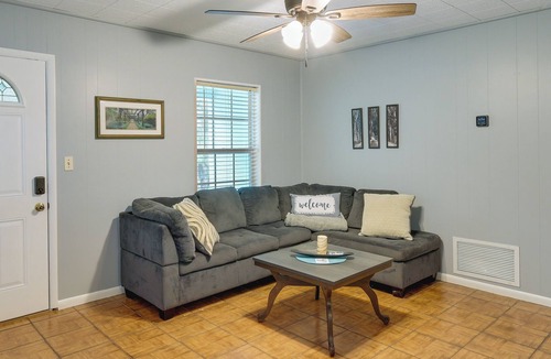 Lakeside House | Charming Orange Park Home Near Doctors Lake!