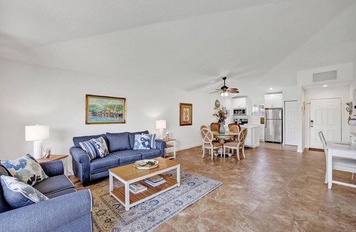 Palm Beach Gardens Cottage | Charming PGA National Getaway -Relax,Dine, and Shop in Florida