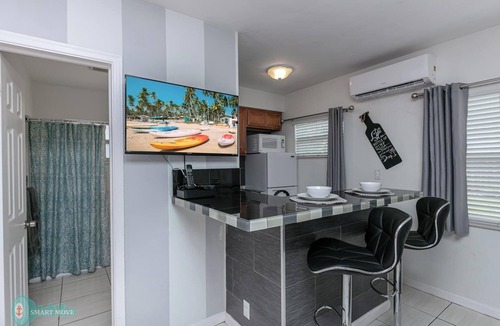Poinciana Park Apartment | Charming Private Apartment with Full Kitchen – Perfect Location for students!