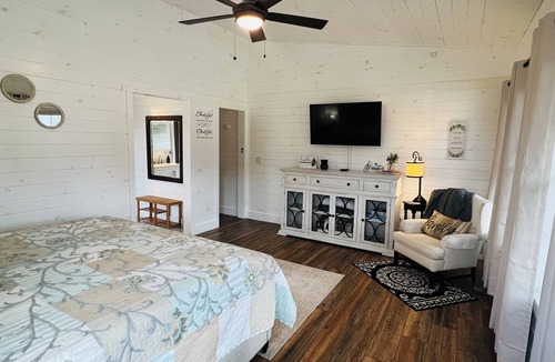 Sevierville House | Charming Red Barn-Unique Couples Getaway-Fire Pit-Mountain View