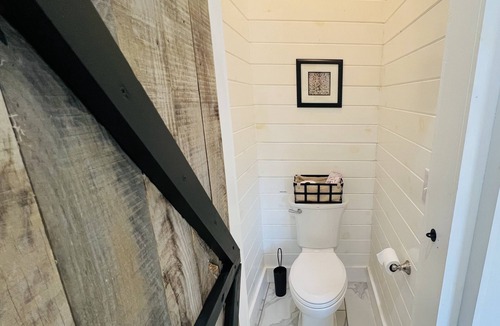 Sevierville House | Charming Red Barn-Unique Couples Getaway-Fire Pit-Mountain View