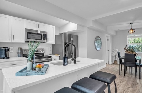 Crystal Beach House | Charming, Renovated 3-bedroom house with AC and WiFi in Palm Harbor