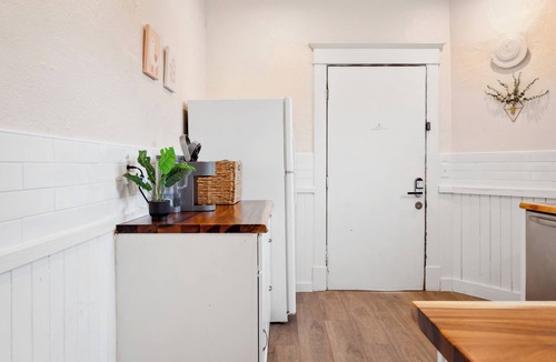 Metropolitan House | Charming Retreat 4BR w/Pool table + Board games
