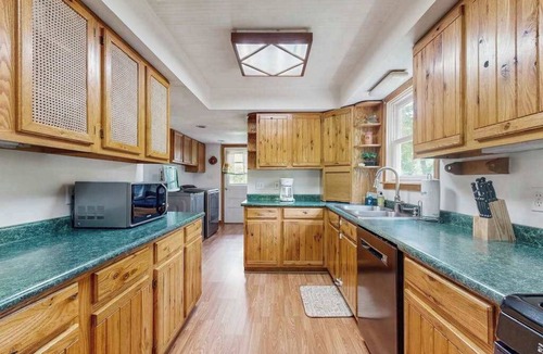 Marshall House | Charming Riverfront House with Full Kitchen, Wifi, and Central AC | Dog-Friendly