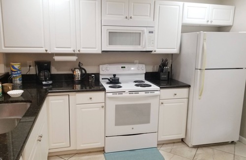 Bay Towne East Villa | Charming Safety Harbor Villa - Walk to downtown and Philippe Park- Pet friendly