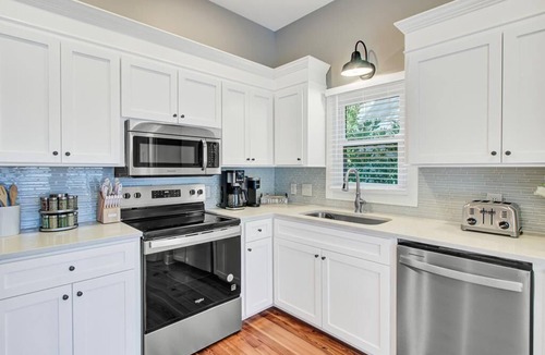Isle of Palms House | Charming Seaside Cottage | Walk to Beach, Pools & Grand Pavilion