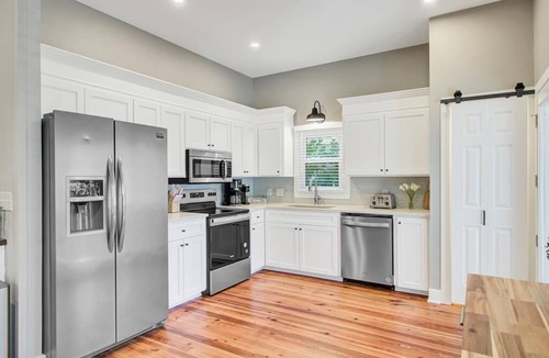 Isle of Palms House | Charming Seaside Cottage | Walk to Beach, Pools & Grand Pavilion