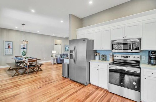 Isle of Palms House | Charming Seaside Cottage | Walk to Beach, Pools & Grand Pavilion