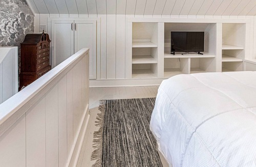 Midtown Apartment | Charming Studio Long-term Rental in Ardsley Park by Lucky Savannah