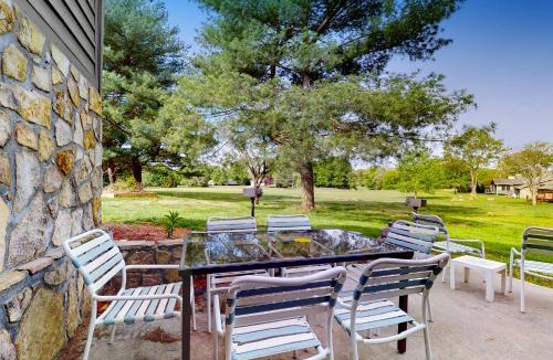 Baneberry House | Charming Studio Sleeps 4 Close to Douglas Lake