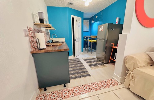 Southwest Apartment | Charming Studio in Great Location, under 10 minutes to beach, downtown, airport