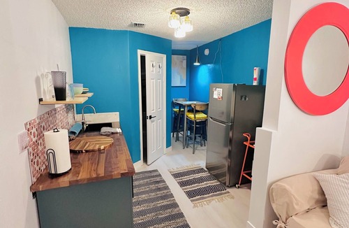 Southwest Apartment | Charming Studio in Great Location, under 10 minutes to beach, downtown, airport