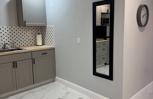 Sarasota Apartment | Charming studio with AC and WiFi in sunny Sarasota