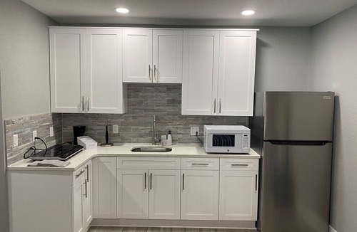 Creekside Apartment | Charming Suite 1B/1B Centrally Located Tampa
