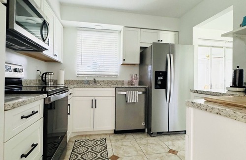 Yacht Club House | Charming Vacation Home close to Yacht Club Beach