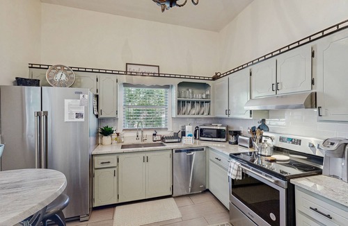 Dixon Park House | Charming Victorian home with modern comforts & steps from parks