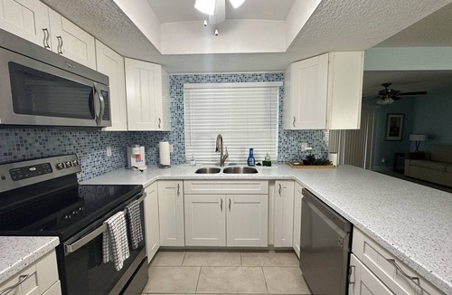 Hudson House | Charming waterfront escape 2-bedroom house with WiFi, AC in lovely Hudson