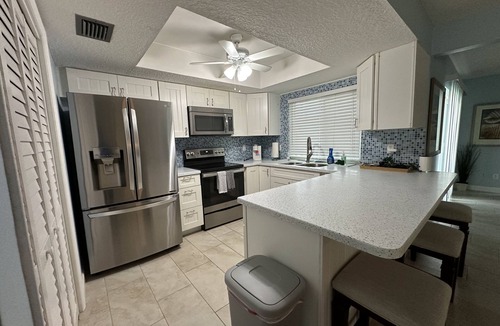 Hudson House | Charming waterfront escape 2-bedroom house with WiFi, AC in lovely Hudson