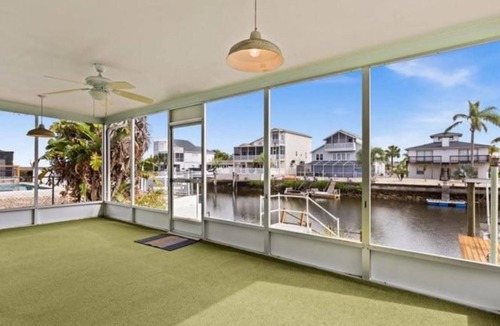 Hudson House | Charming waterfront escape 2-bedroom house with WiFi, AC in lovely Hudson