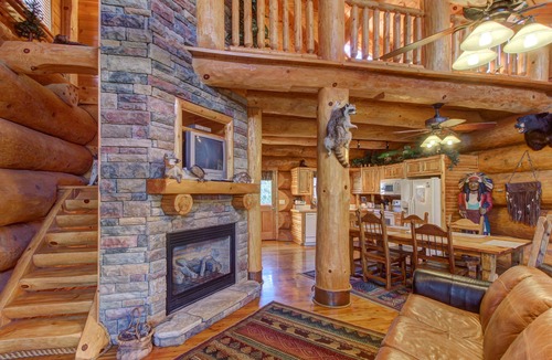 Smoky Mountains Apartment | Charming Wooden Cabin with Hot Tub in a Prime Location - Free Attraction Tickets