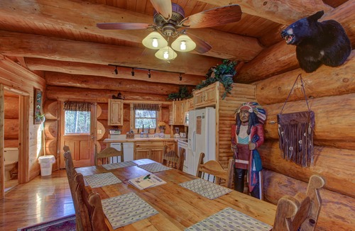Smoky Mountains Apartment | Charming Wooden Cabin with Hot Tub in a Prime Location - Free Attraction Tickets
