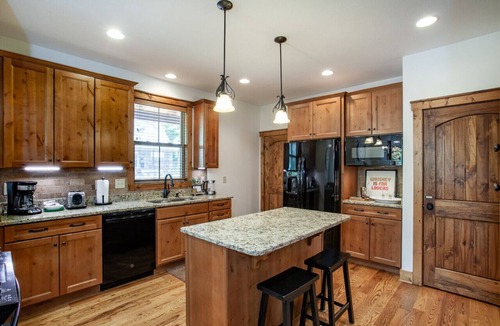 Townsend House | Charming Woodland Retreat w/Porch, Fireplace, & Golf