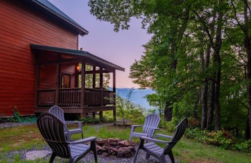 Whittier House | Chasing Sunsets: A Cozy 2-Bedroom Cabin in Smoky Mts with Stunning Mountain Views.