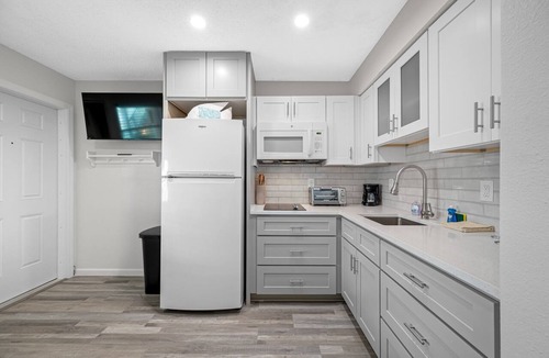 Belleair Beach Condo | 🌊Chateau 2E: Remodeled condo on Belleair Beach Great Discounts!