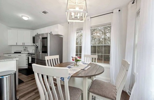 Hoschton House | Chateau Elan Family Home Retreat Fast WiFi Sleeps 15