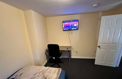 North Philadelphia West House | Cheap Private West Philly Room - Smart TV & WiFi