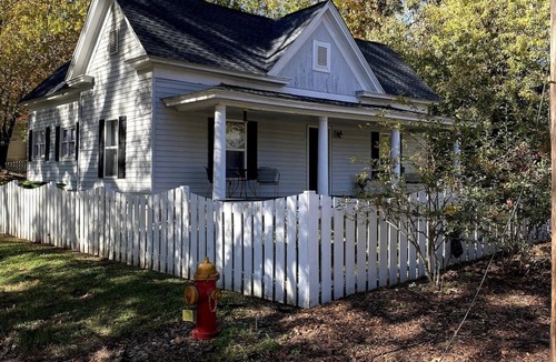 Landrum House | Cheerful 2 Bdrm Walking Distance Downtown Landrum