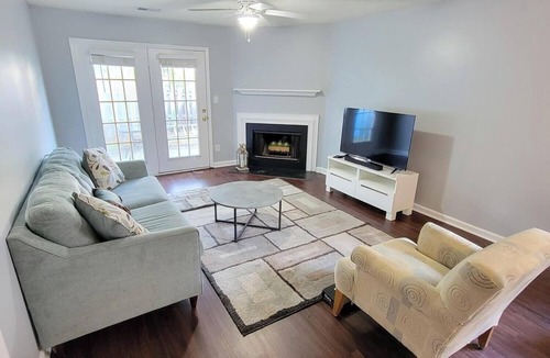 Harbison House | Cheerful 2 bedroom 2bath townhouse (14hv)
