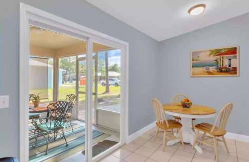 Sebastian Highlands House | Cheerful 2 bedroom that is close to the water