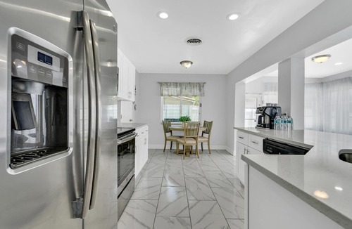 Fort Lauderdale House | Cheerful 2 bedroom Home, close to the beach