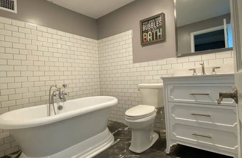Aston House | Cheerful 3 bedroom home free parking on premise
