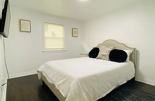Aston House | Cheerful 3 bedroom home free parking on premise