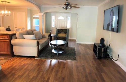 Clearwater House | Cheerful 3 Bedroom Home mins from Clearwater Beach