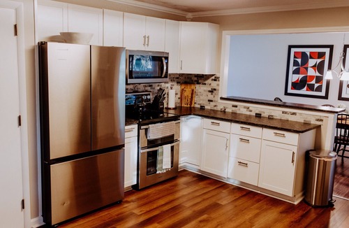 Hickory House | Cheerful 3 Bedroom Home by the Lake