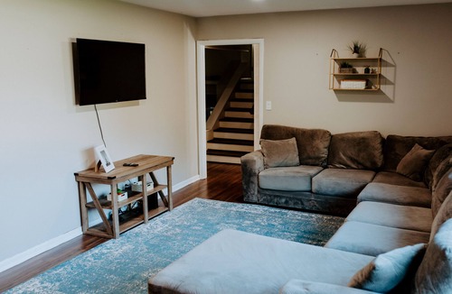 Hickory House | Cheerful 3 Bedroom Home by the Lake