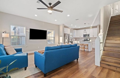 South Pensacola House | Cheerful 3BR close to downtown + double balcony