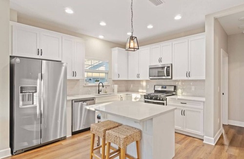 South Pensacola House | Cheerful 3BR close to downtown + double balcony