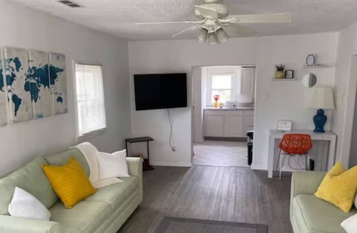 Green Creek House | Cheerful cottage minutes from the beach
